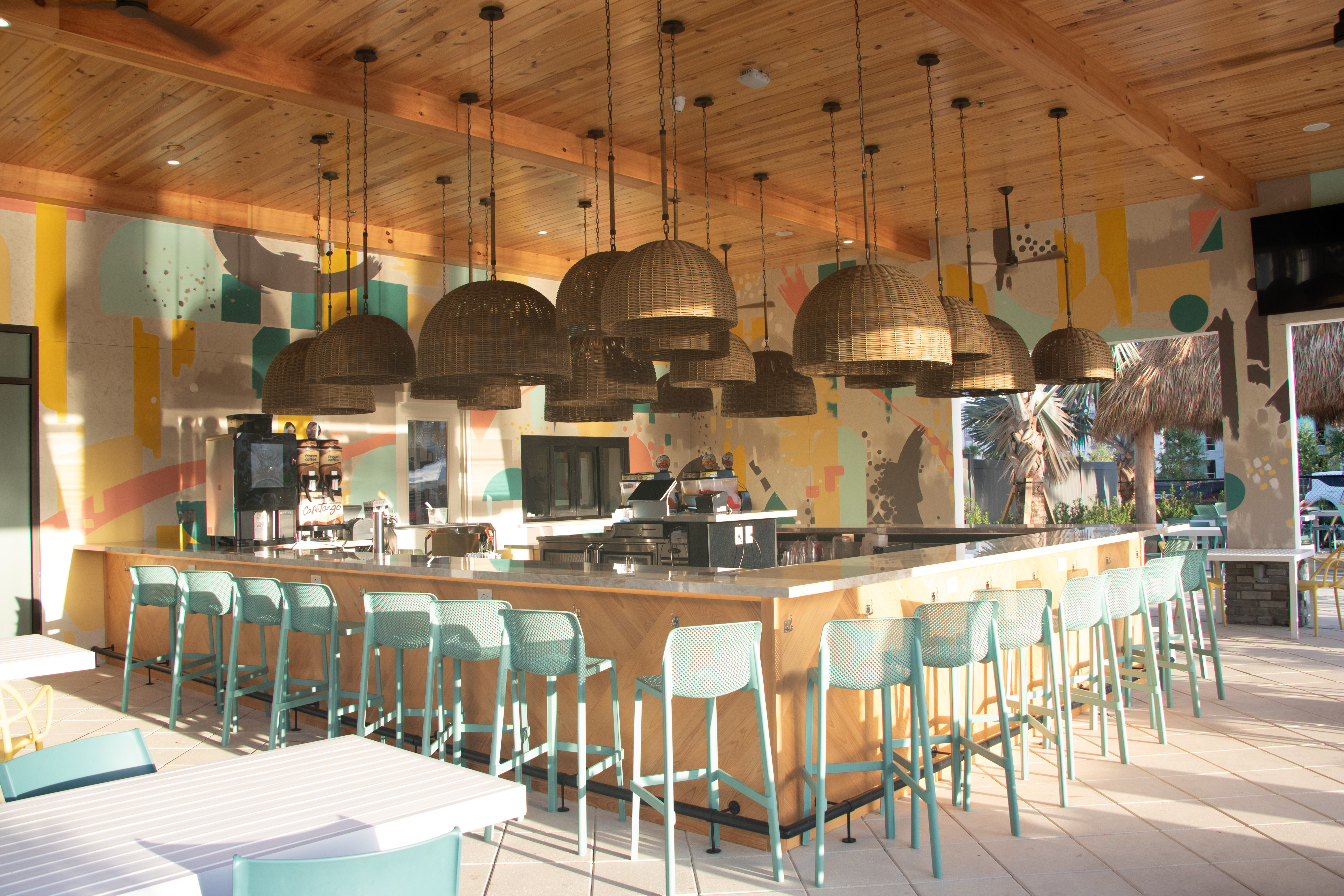 VO Oralndo outdoor dining shot 01