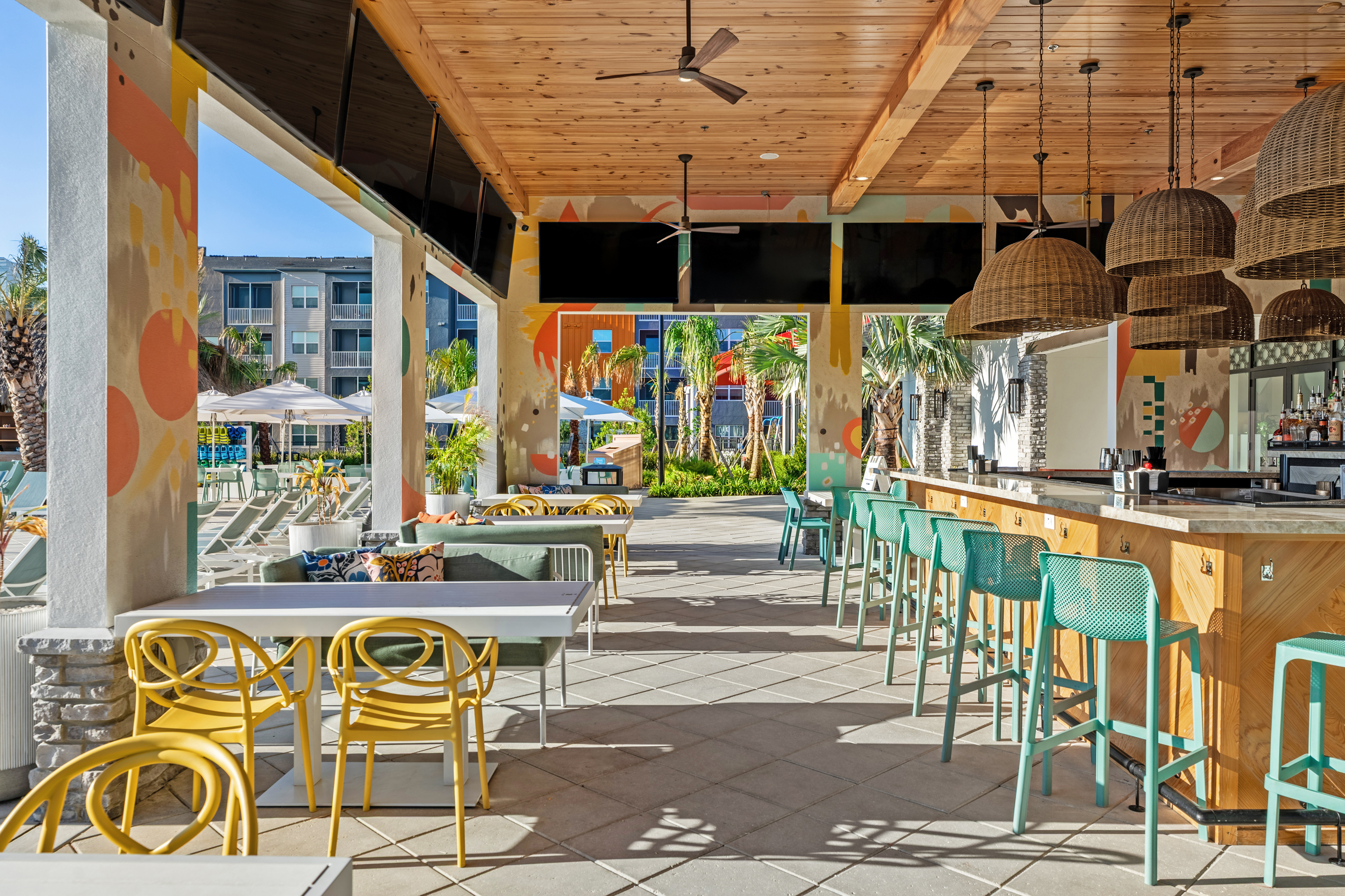 VO Oralndo outdoor dining shot 04
